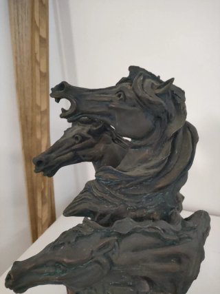 Scultura in bronzo con 3 cavalli di Pau Marcell