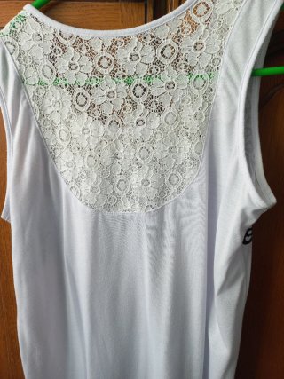 Camiseta sin mangas con encaje y estampado