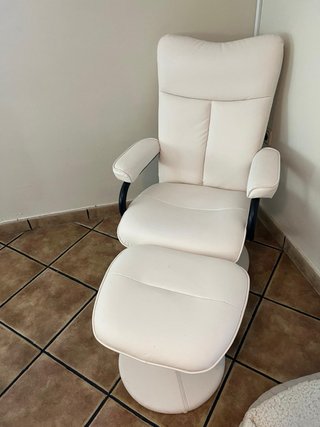 Sillón blanco con reposapiés