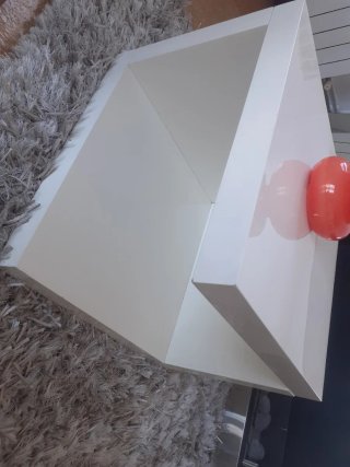 Mesa auxiliar blanca