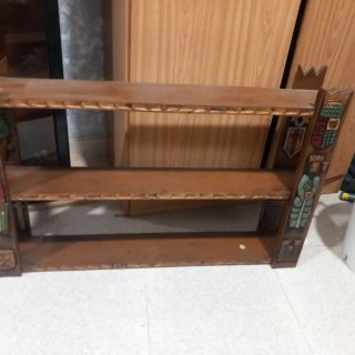 Estantería de madera tallada a mano