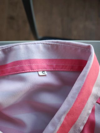 Camisa de rayas rosa y blanca