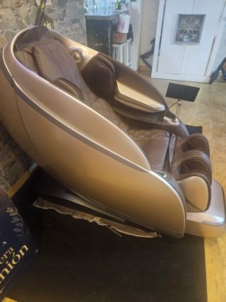 Sillón Masaje Cuero Marrón y Plata