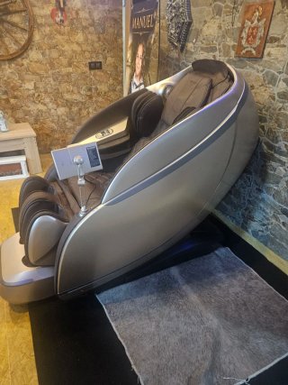 Sillón Masaje Cuero Marrón y Plata