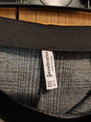 Falda de cuadros gris y negra