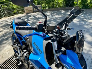 Suzuki GSX-8S Azul y Negra