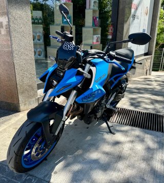 Suzuki GSX-8S Azul y Negra