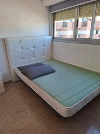 Cama completa con cabecero blanco, somier.