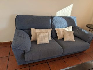 Sofá de tela azul y beige