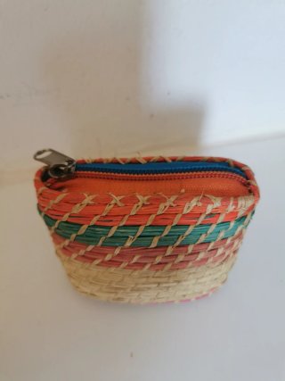 Cartera de fibra vegetal multicolor