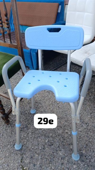Silla de ducha azul con asas