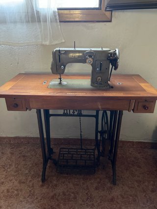 Máquina de coser Alfa pedal y motor.
