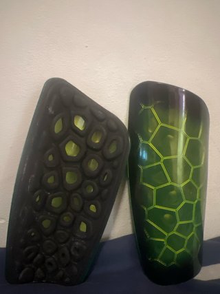 Espinilleras Negras y Verdes Diseño Hexagonal