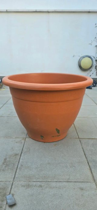 Maceta grande de plástico marrón