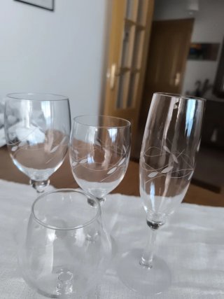 Juego de copas y jarra de cristal