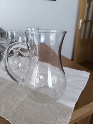Juego de copas y jarra de cristal