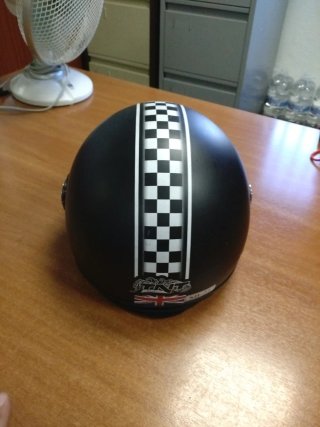 Casco de moto negro con visera y diseño ajedrez