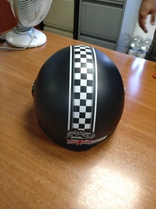 Casco de moto negro con visera y diseño ajedrez