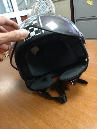 Casco de moto negro con visera y diseño ajedrez