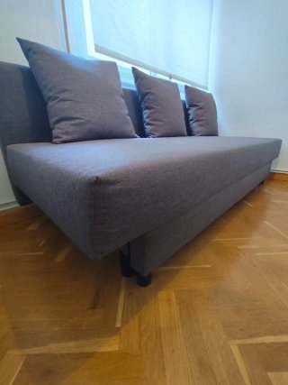 Sofá cama (1.30) con 3 plazas color gris.