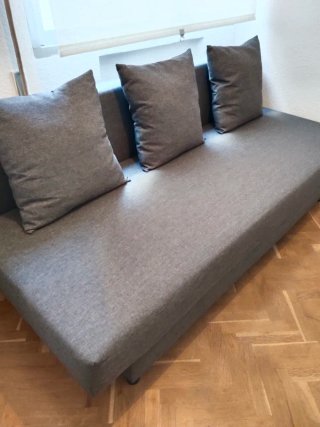 Sofá cama (1.30) con 3 plazas color gris.