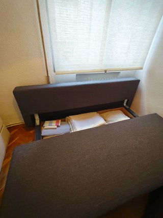 Sofá cama (1.30) con 3 plazas color gris.