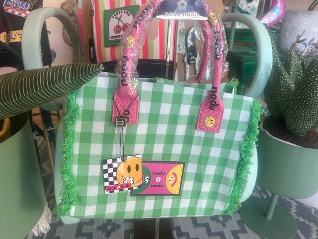 Bolso Nodu Nodu cuadros verde y rosa