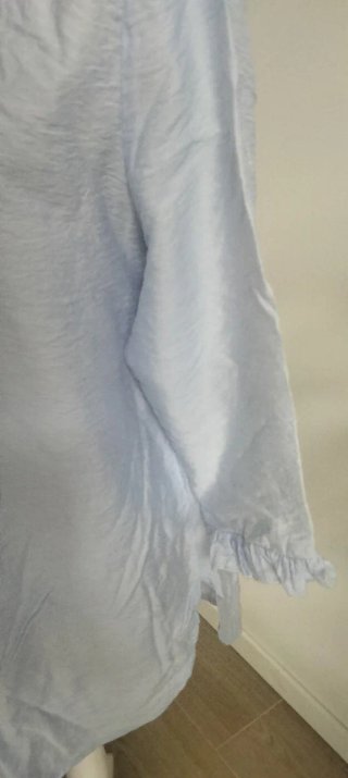Blusa azul con volantes