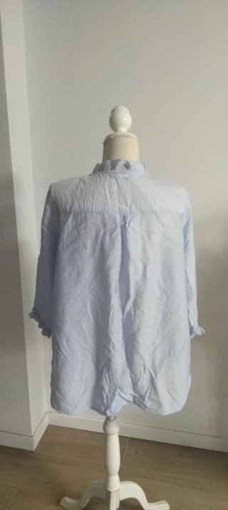 Blusa azul con volantes
