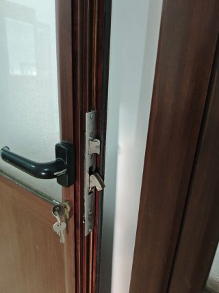 Puerta aluminio imitación madera