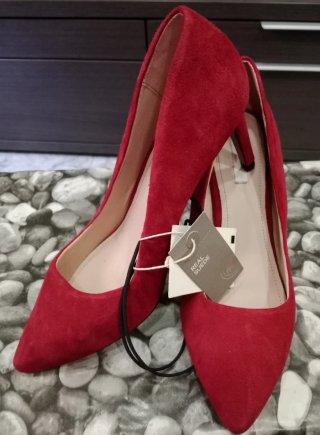 Zapatos de tacón rojos de ante