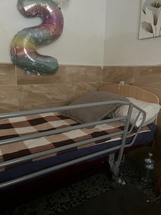 Cama grúa de madera articulada, con barandilla