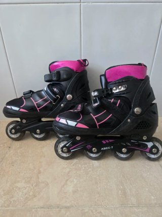 Patines en línea negros y rosas