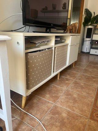 Mueble aparador blanco patas madera