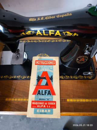 Máquina de coser Alfa antigua modelo "A"