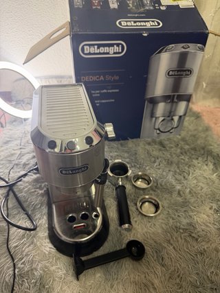 Macchina da caffè DeLonghi in acciaio inossidabile con pompa