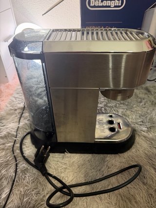 Macchina da caffè DeLonghi in acciaio inossidabile con pompa