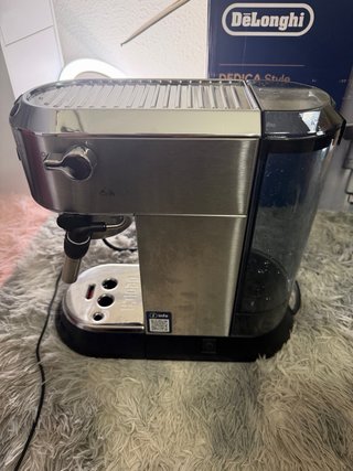 Macchina da caffè DeLonghi in acciaio inossidabile con pompa