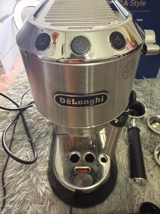 Macchina da caffè DeLonghi in acciaio inossidabile con pompa