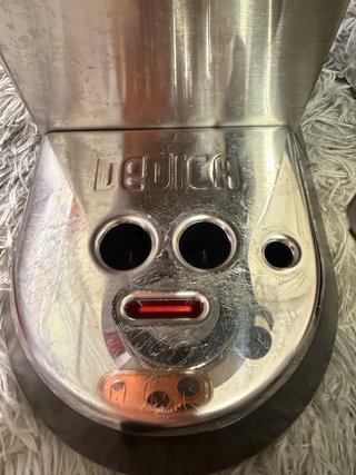 Macchina da caffè DeLonghi in acciaio inossidabile con pompa