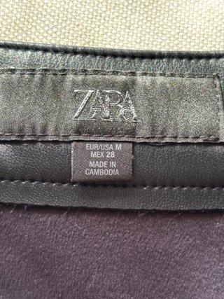 Pantalón corto efecto piel negro