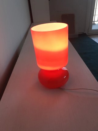 Lámpara de mesa naranja de cristal