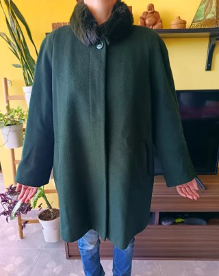 Abrigo verde con cuello de pelo sintético