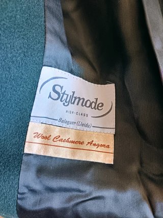 Abrigo verde con cuello de pelo sintético