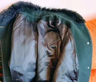 Abrigo verde con cuello de pelo sintético