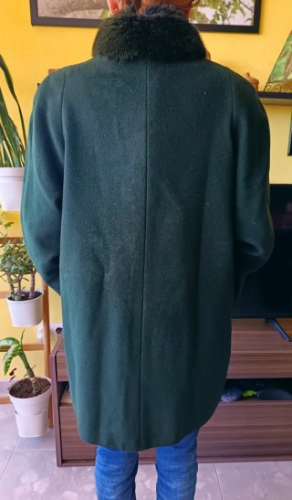 Abrigo verde con cuello de pelo sintético