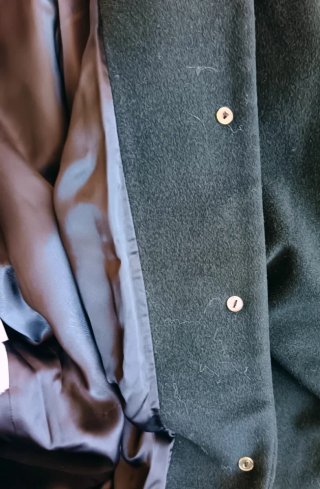 Abrigo verde con cuello de pelo sintético