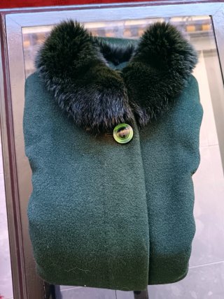 Abrigo verde con cuello de pelo sintético