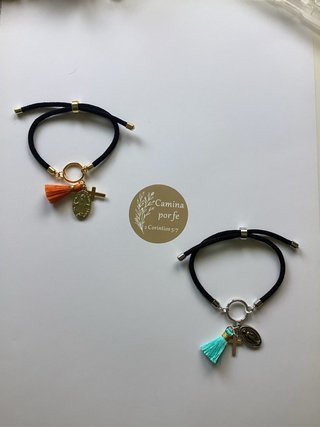 Pulsera artesanal con dijes religiosos