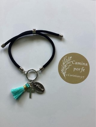 Pulsera artesanal con dijes religiosos
